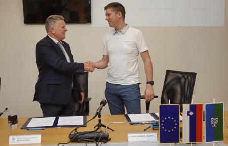 PODPIS POGODBE ZA NAKUP MOŠTVENIH VOZIL - Foto- Tine Šubic_15